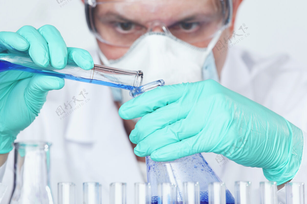 医院成熟的男研究员在实验室里进行科学研究 化学实验特写发现人化学家