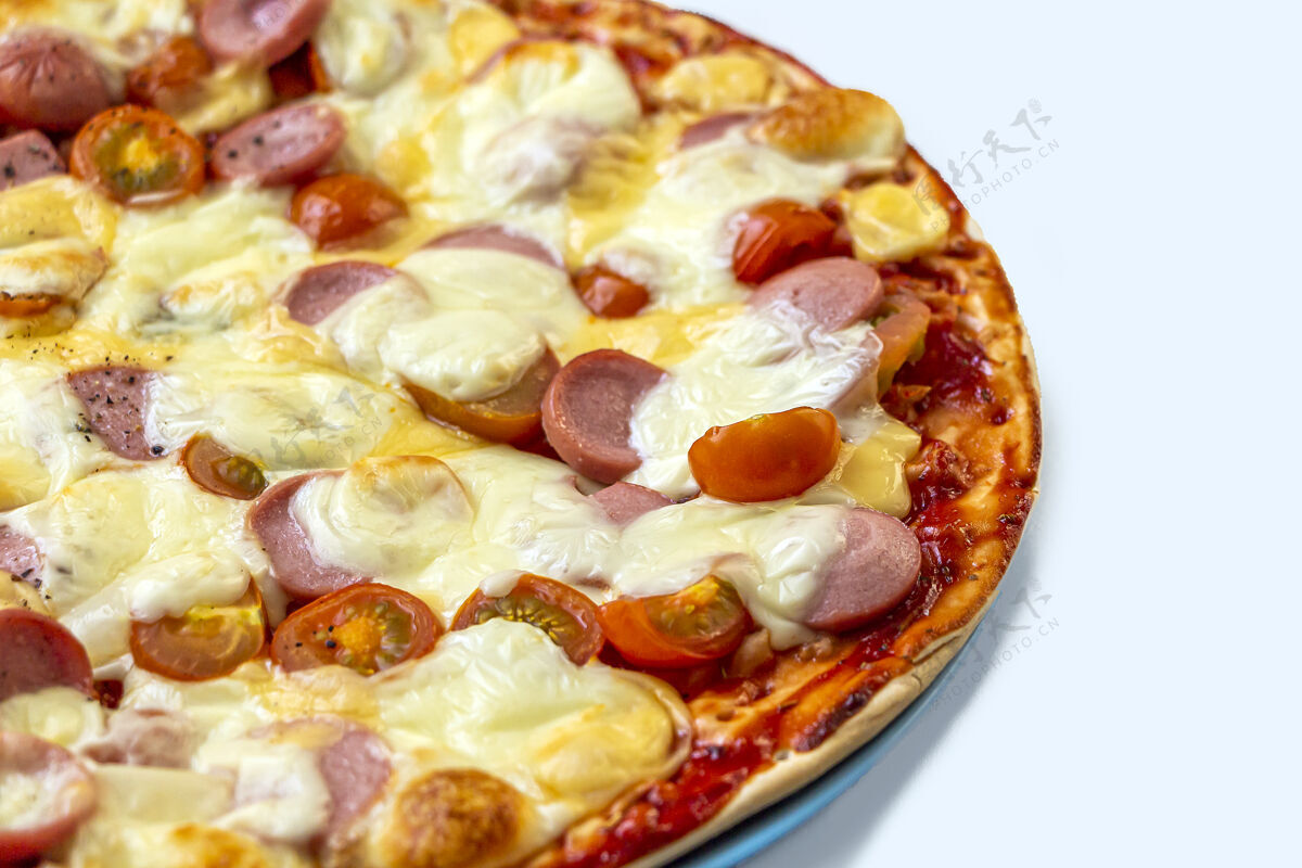 融化新鲜美味的自制披萨 番茄 樱桃 香肠和奶酪特写卡路里马苏里拉餐