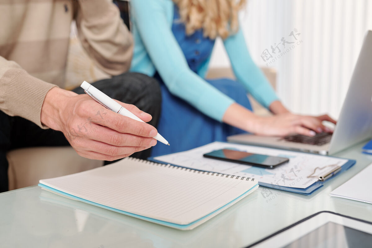 职业商人分析财务图表并写下想法和计划的特写图片文档桌子商务女性