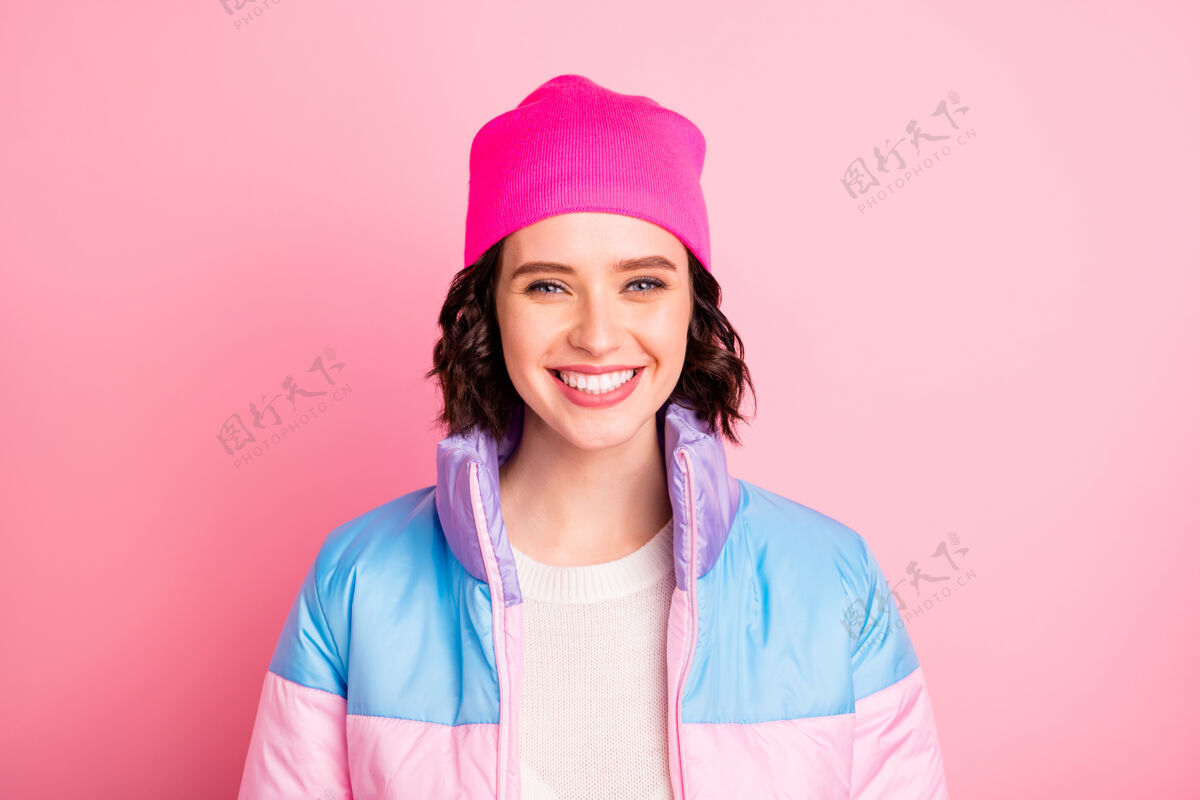 积极特写照片漂亮的女士穿着暖色外套孤立的粉红色背景青少年脸休闲