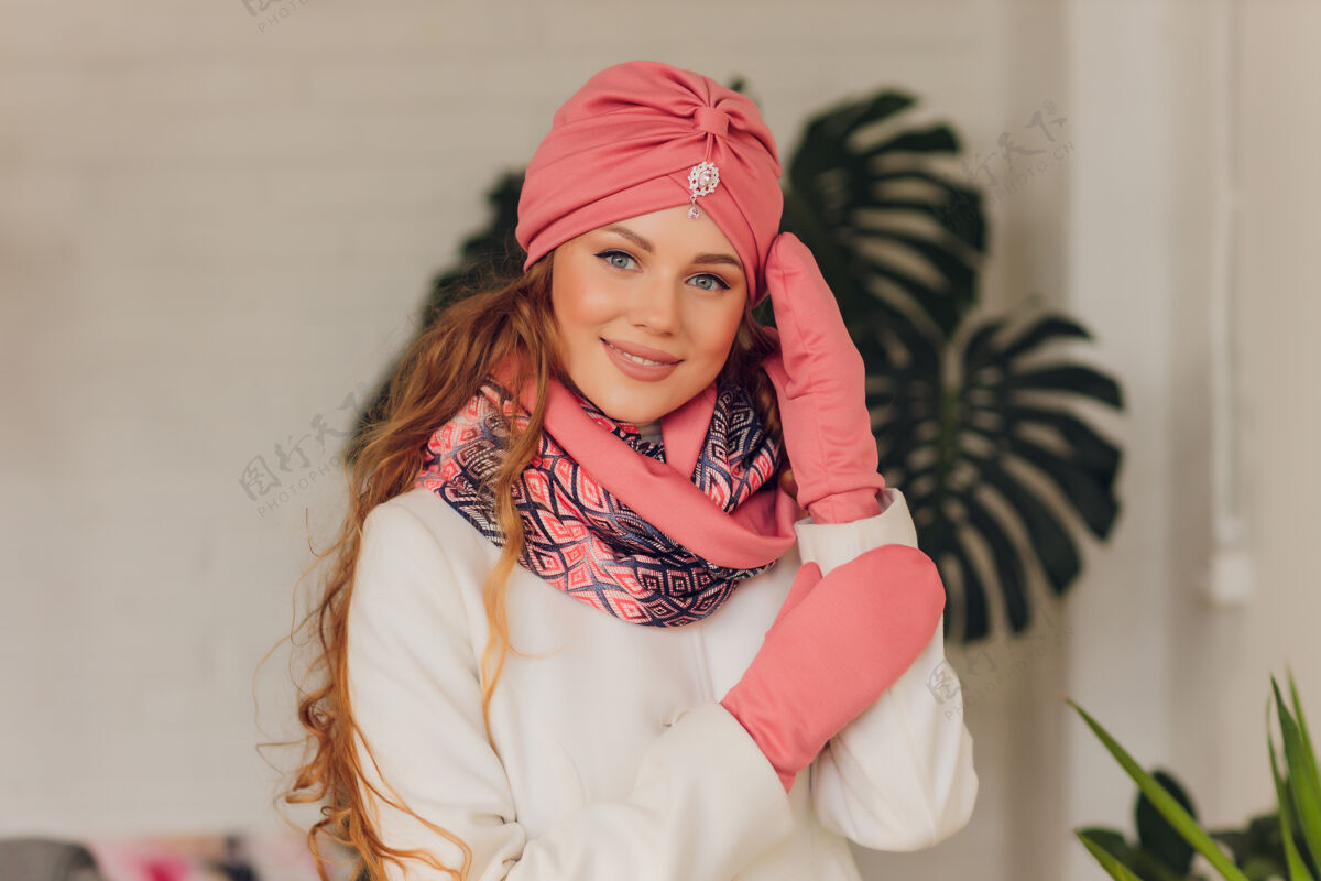 女性快乐美丽的女人侧身看着兴奋女孩戴着暖和的针织帽子和手套高加索围巾脸