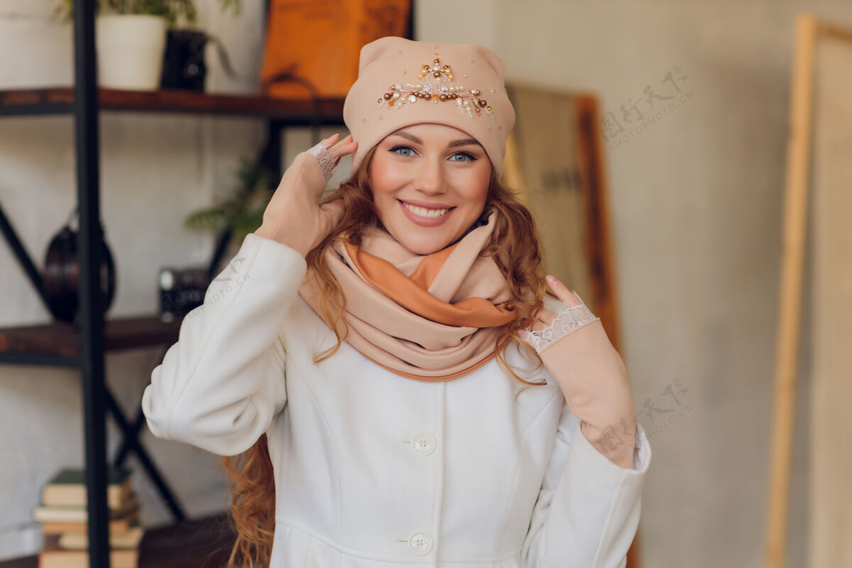 寒冷快乐美丽的女人侧身看着兴奋女孩戴着暖和的针织帽子和手套节日温暖舒适