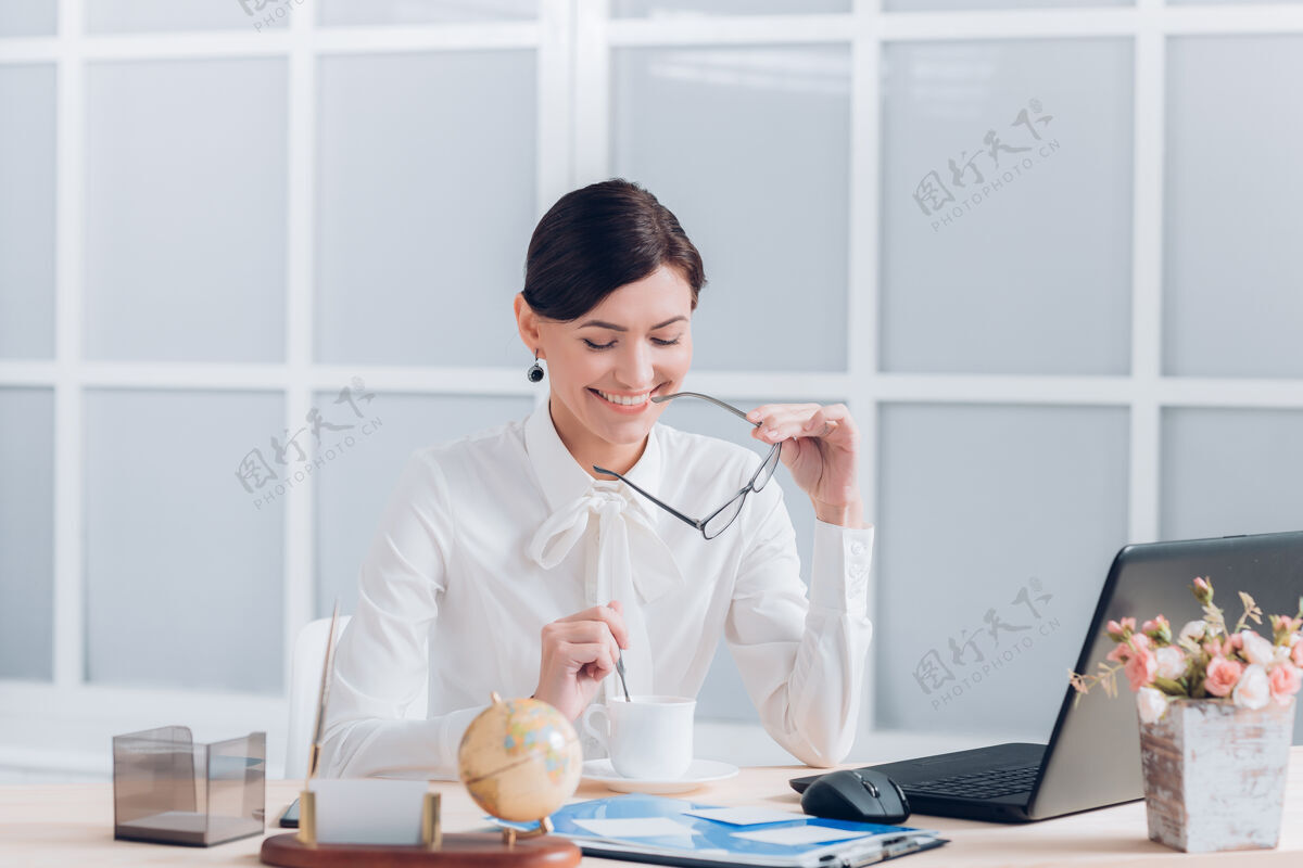 女性漂亮的女商人在办公室办公桌旁工作工作电话工作
