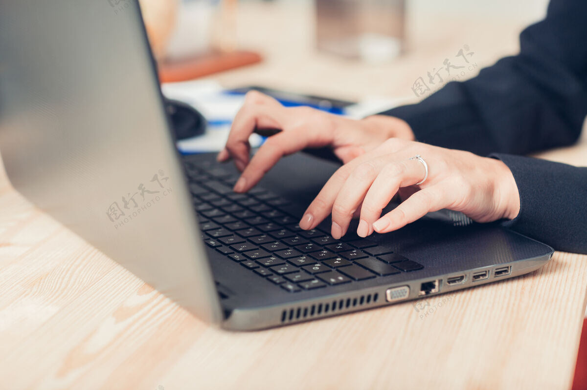 键盘女人的手在笔记本电脑的键盘上打字互联网Pc特写