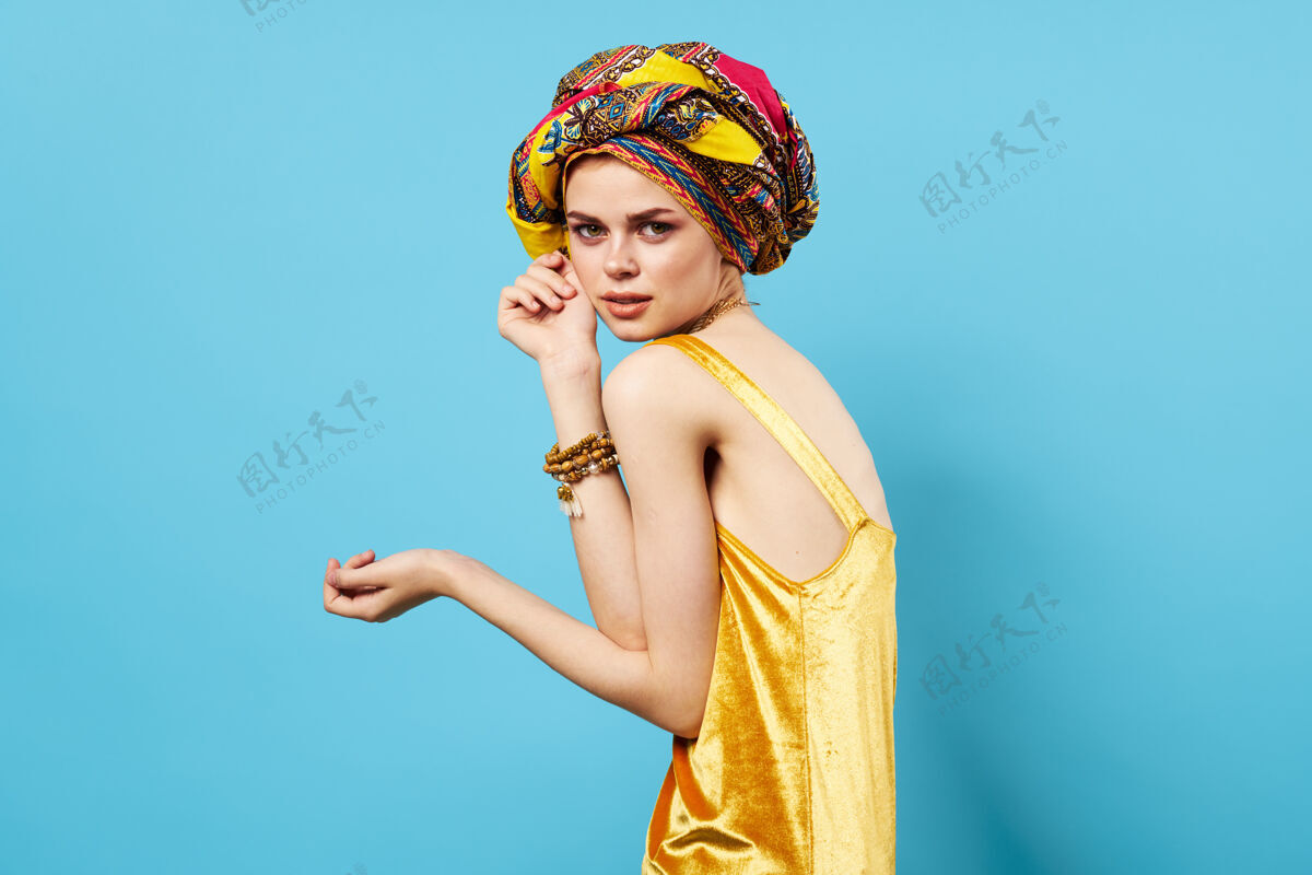 美国美丽的女人民族珠宝头巾黄色礼服摆姿势项链人物黑人