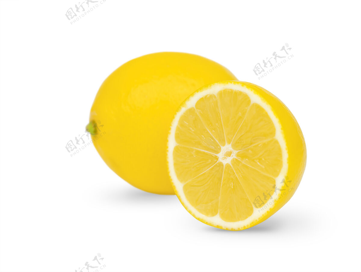 冷一个完整的柠檬和它的半隔离切片节食酸