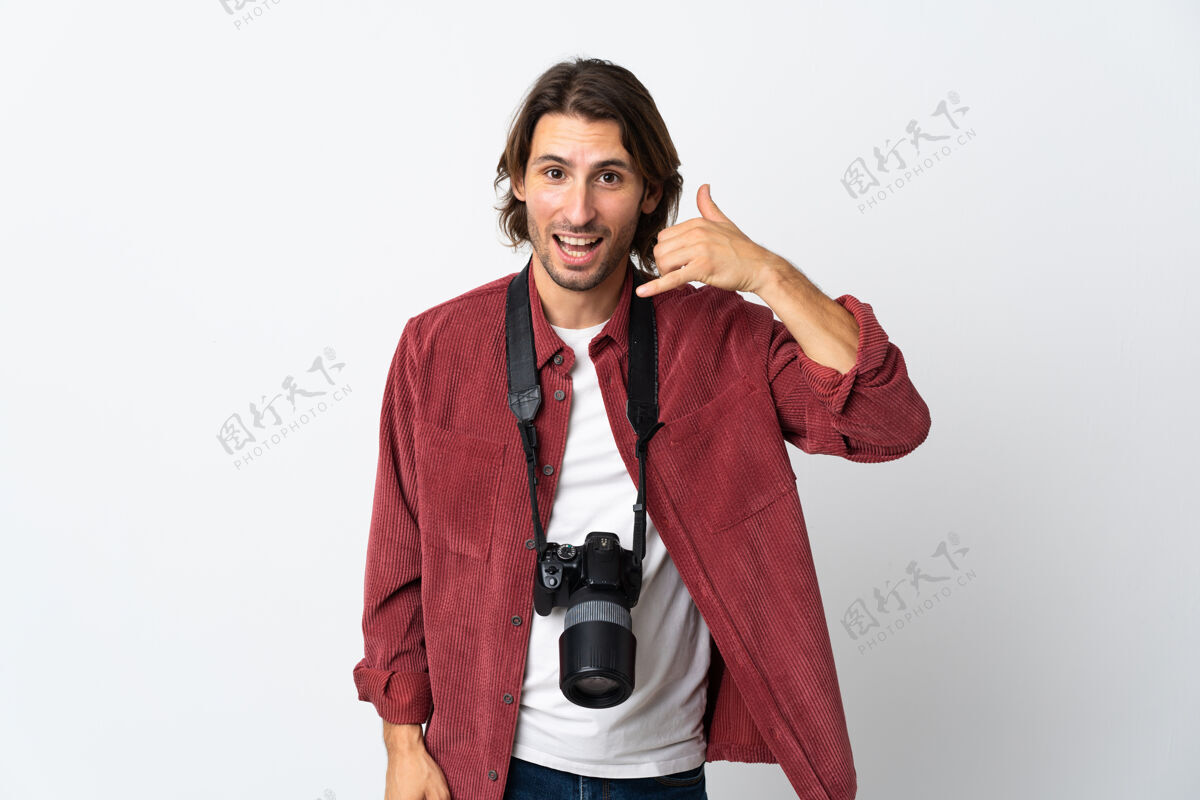 正面被隔离在白墙上制作手机的年轻摄影师手势.呼叫给我回个手势肖像通话专业