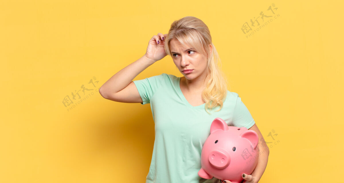 小猪金发女人感到困惑和困惑 搔着头看向一边银行不知所措硬币