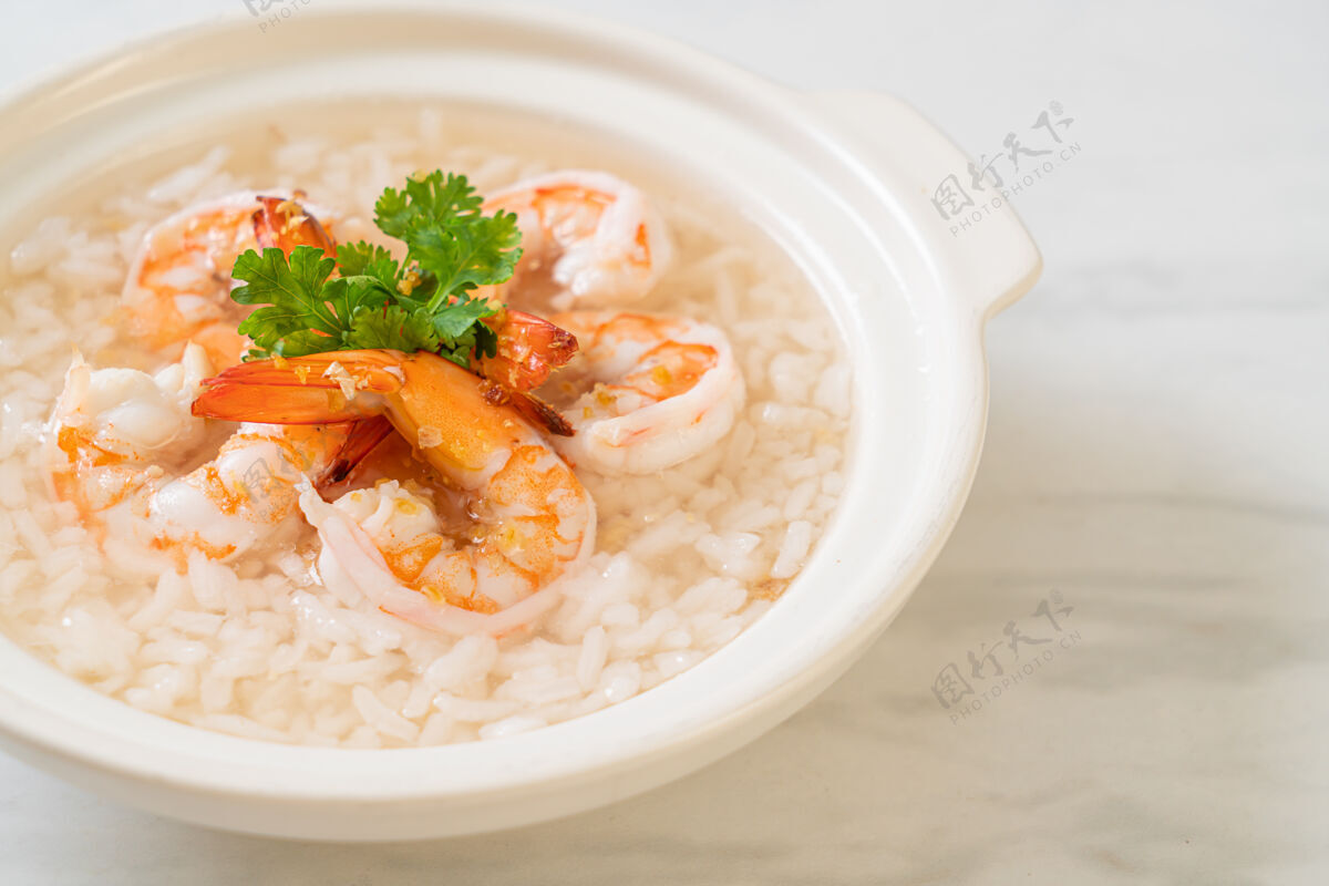 早餐粥或煮米汤配虾碗晚餐虾传统
