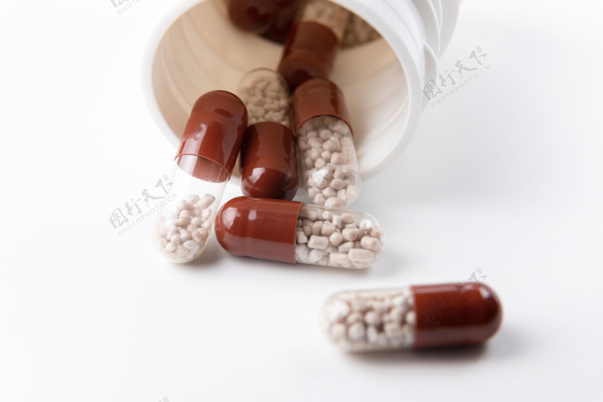 抗生素以胶囊的形式装药片的瓶子剂量补救堆