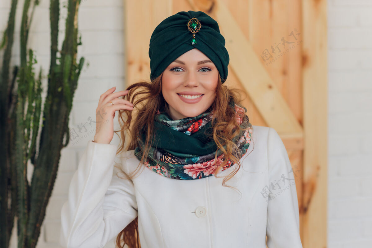 冷冻快乐美丽的女人侧身看着兴奋女孩戴着暖和的针织帽子和手套节日销售寒冷