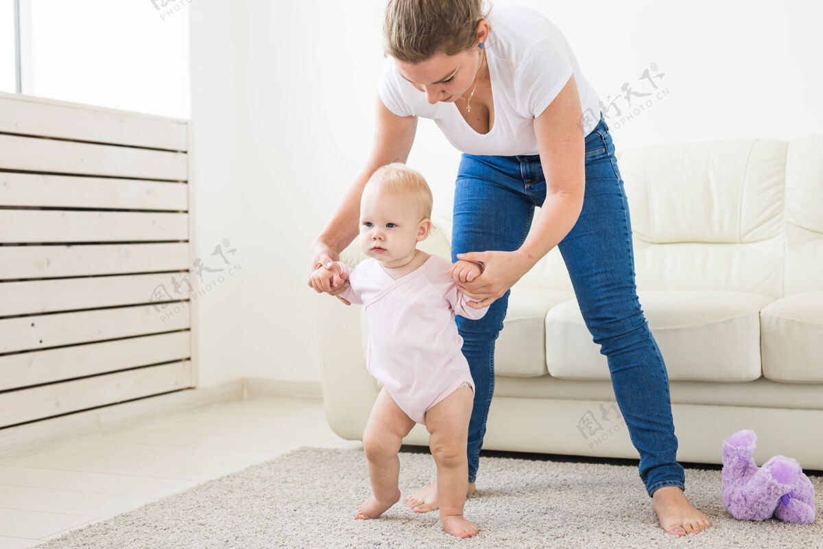 走路第一台阶很少女婴学走路护理成就学习