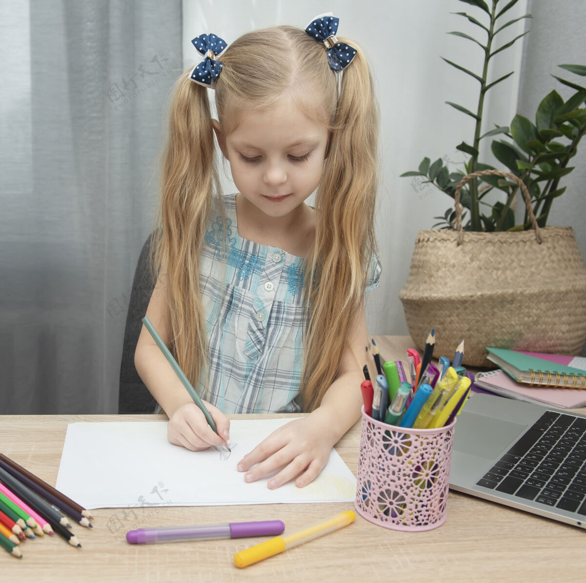 幼儿园可爱的女孩在家里的房间里做作业蜡笔纸张学校房子