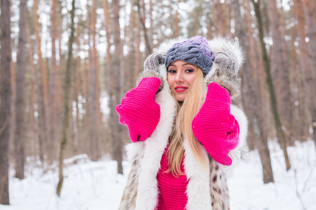 风帽冬季 美丽与时尚的概念-雪域自然中穿着皮衣的金发女郎的肖像霜冻成人寒冷