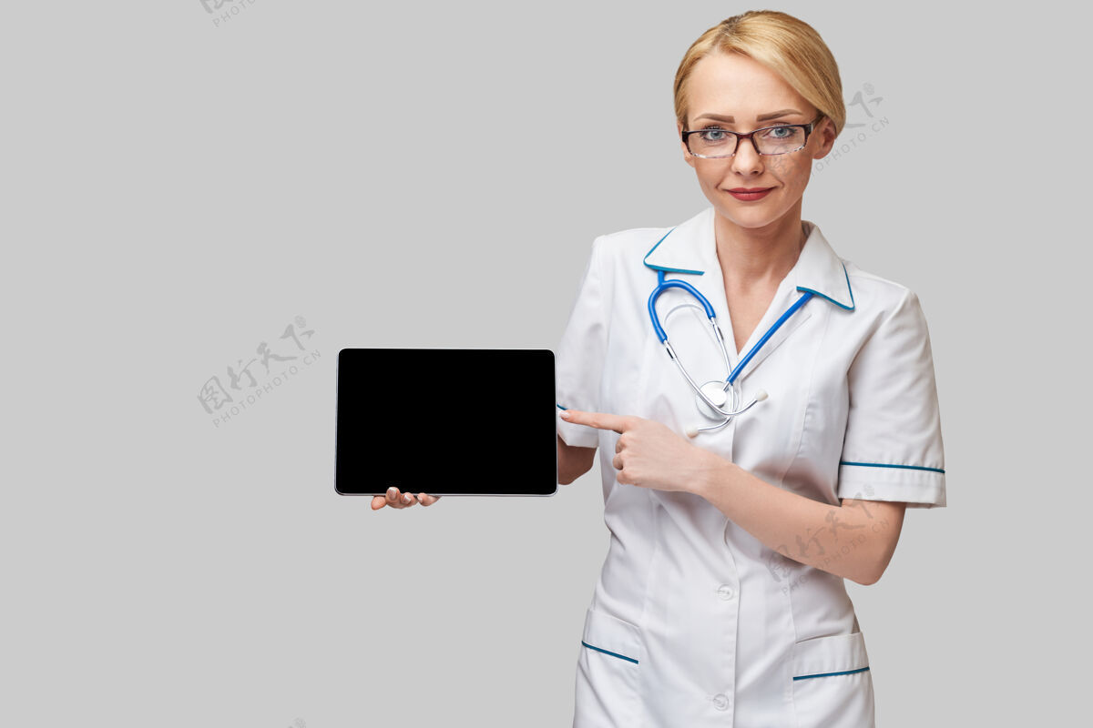 垫子漂亮的女医生拿着平板电脑垫隔离 儿科医生肖像医学