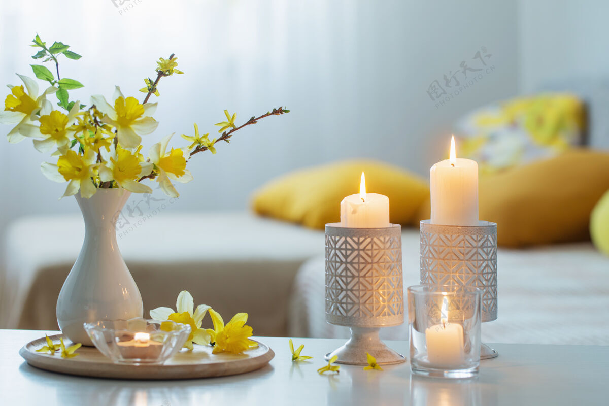 黄色现代室内花瓶里的春花桌子花瓶装饰