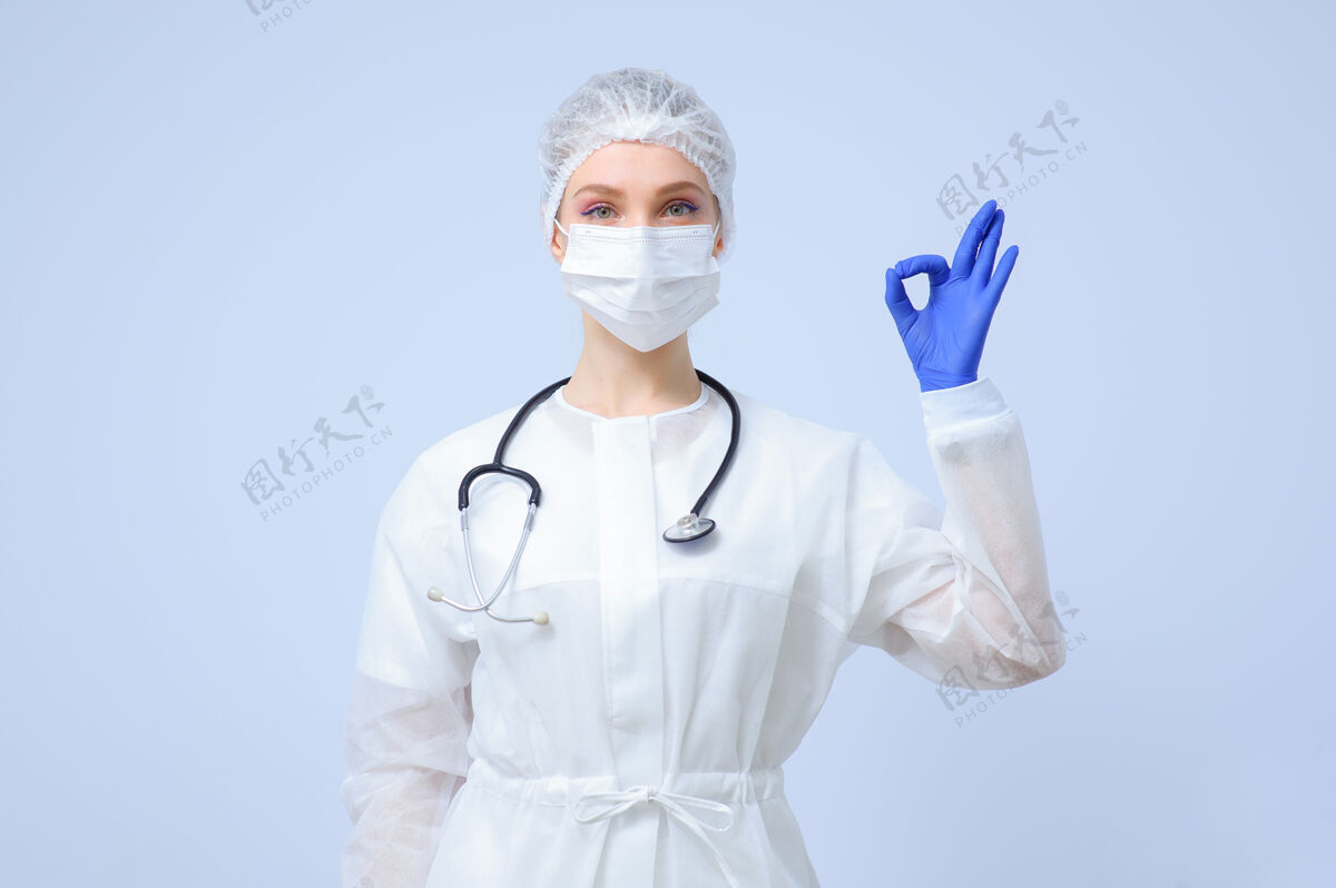 擦洗戴着医疗帽和面罩的女医生或护士的肖像好急诊流行病