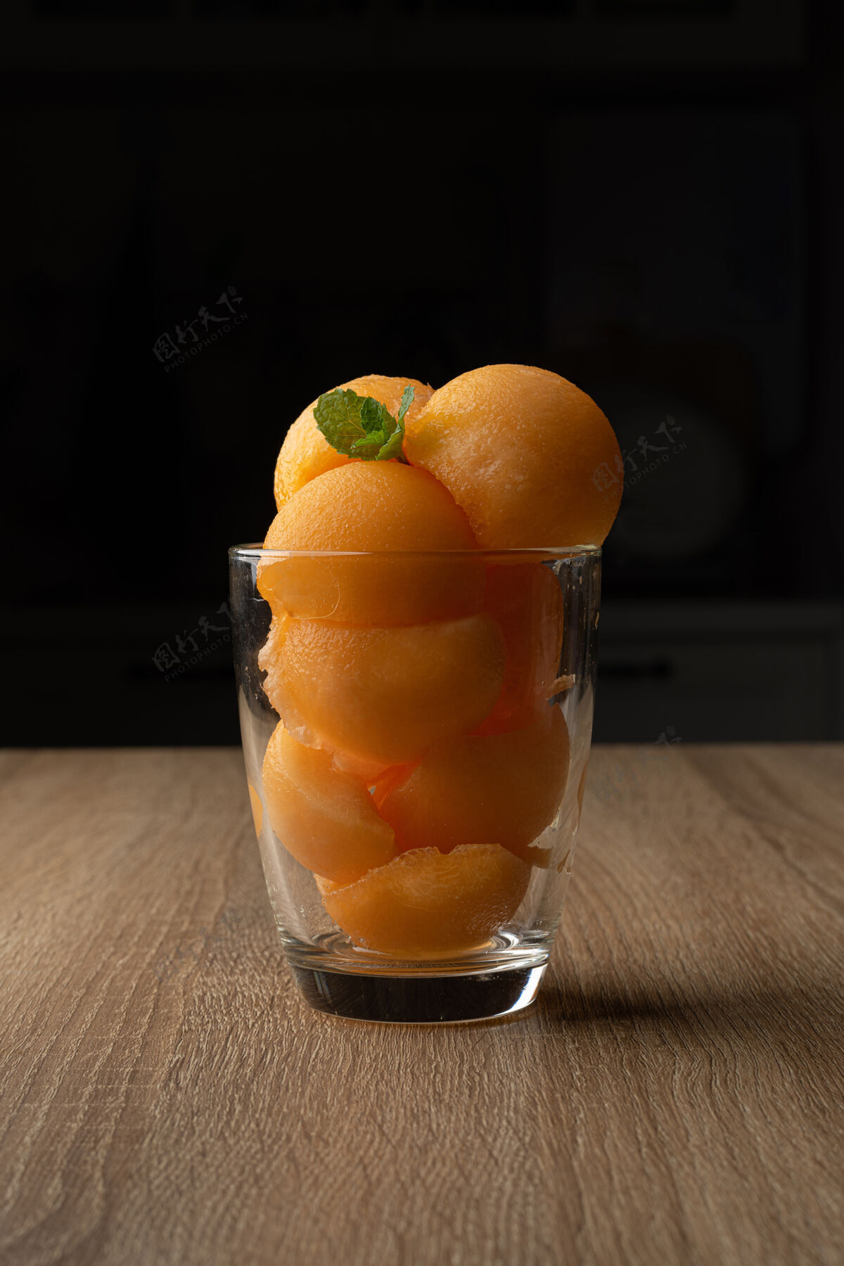 美丽黄瓜瓜被舀成一个圆球 像冰激凌一样放进透明的玻璃杯里甜小吃面包
