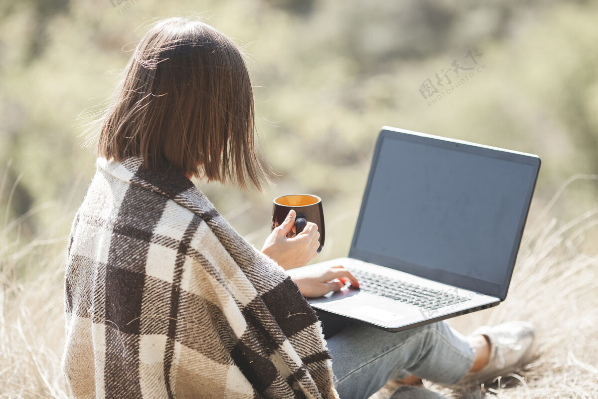 电脑女工户外.远程从事露营女在电脑上打字时髦人士工作打字