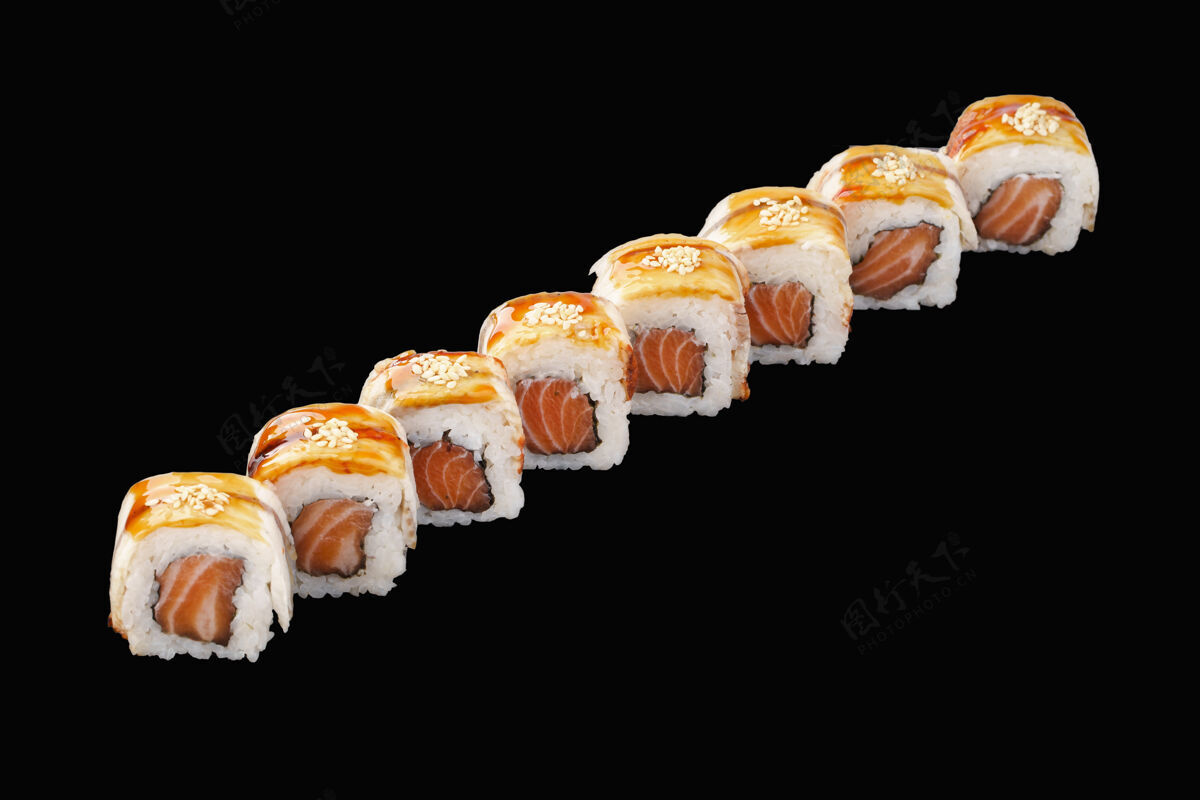 健康寿司卷配三文鱼 鳗鱼 日本蛋黄酱 乌纳吉酱 芝麻和干贝 放在黑面包上大米美食芝麻
