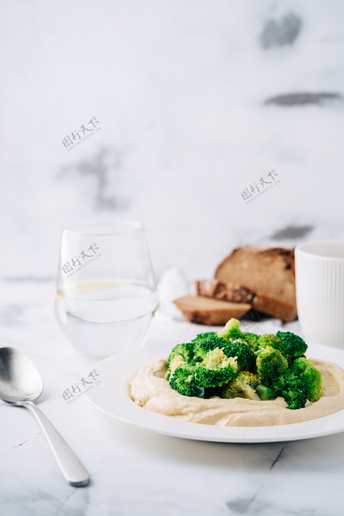 咖啡鹰嘴豆泥配西兰花 面包和咖啡水早餐中间东方菜素食主义者营养沙拉