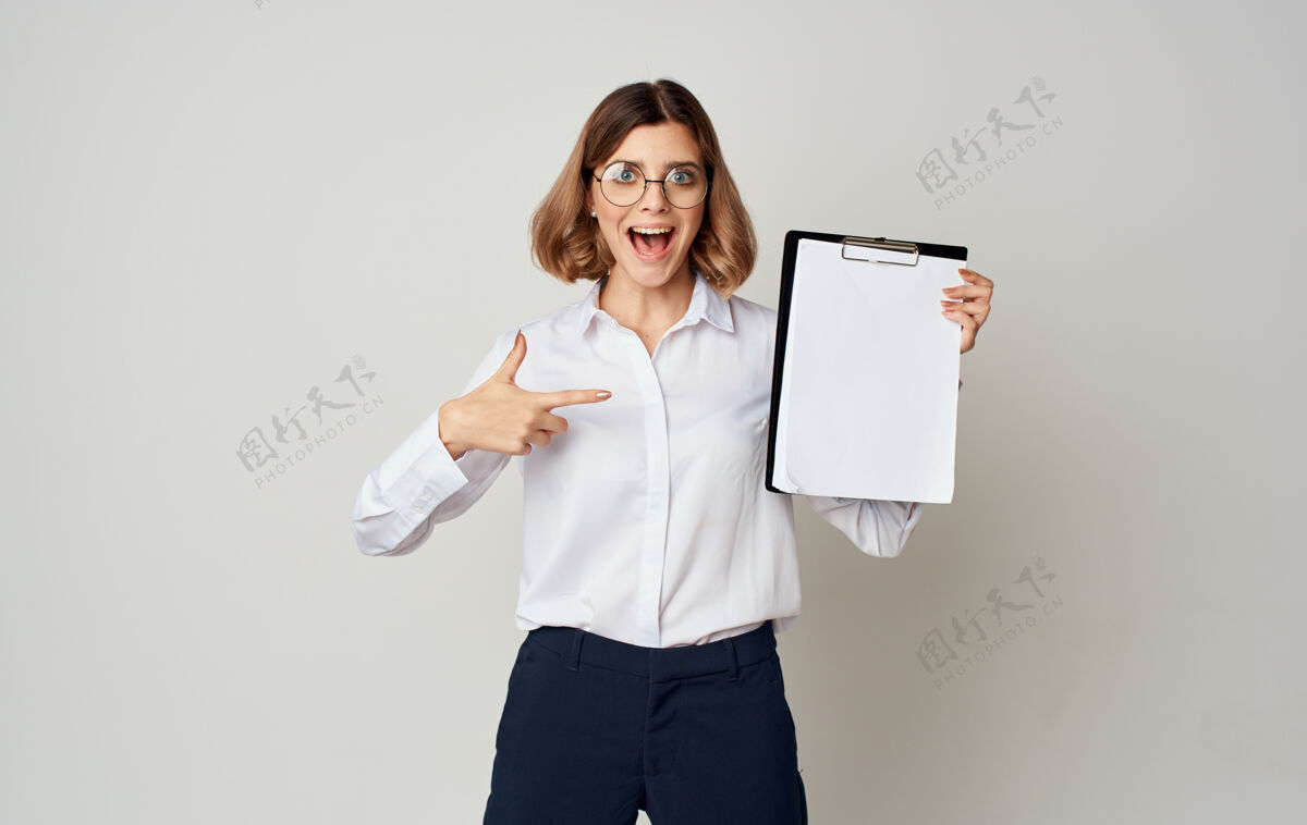 微笑漂亮的女商人拿着文件夹里的文件用手做手势文件帅气工人