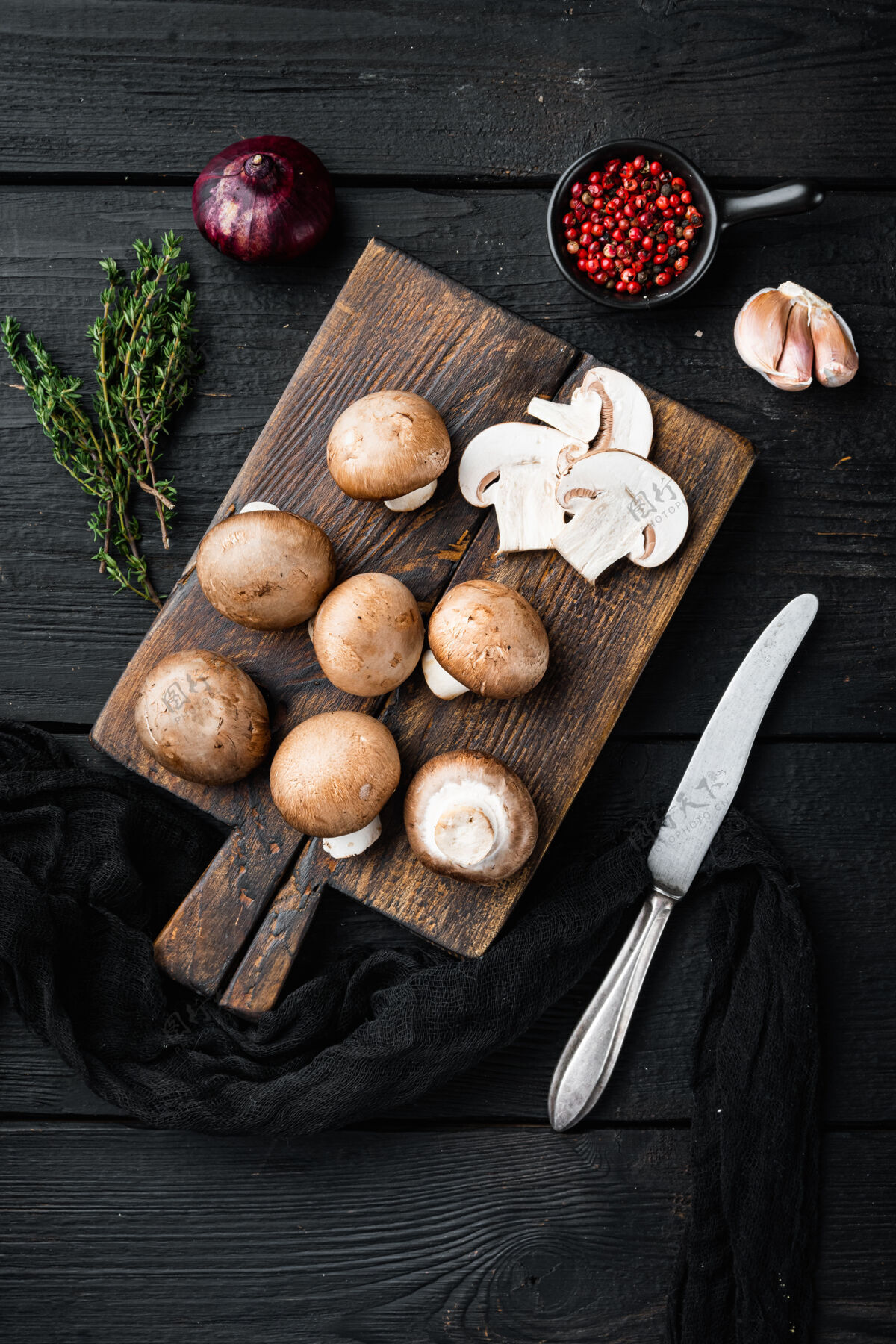 顶视图棕色香菇套装 黑色木桌上素食真菌美味