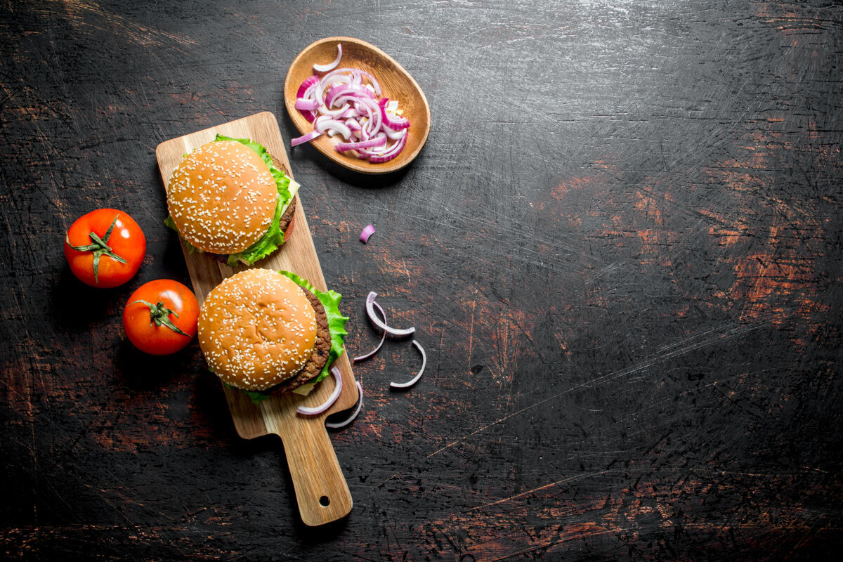 切片把汉堡放在砧板上 把洋葱片放在盘子里碗开乡村背景美式午餐三明治