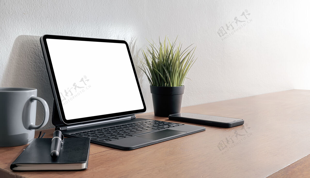 屏幕模拟白屏平板电脑魔术键盘上的木桌互联网笔记本电脑桌子