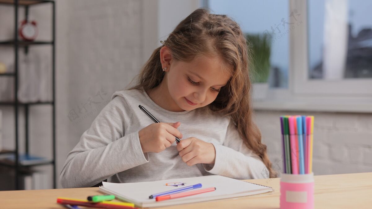 室内小女孩用毛笔在白纸上画画相册.播放独自一人 在家里进行创造性的艺术活动色彩艺术童年