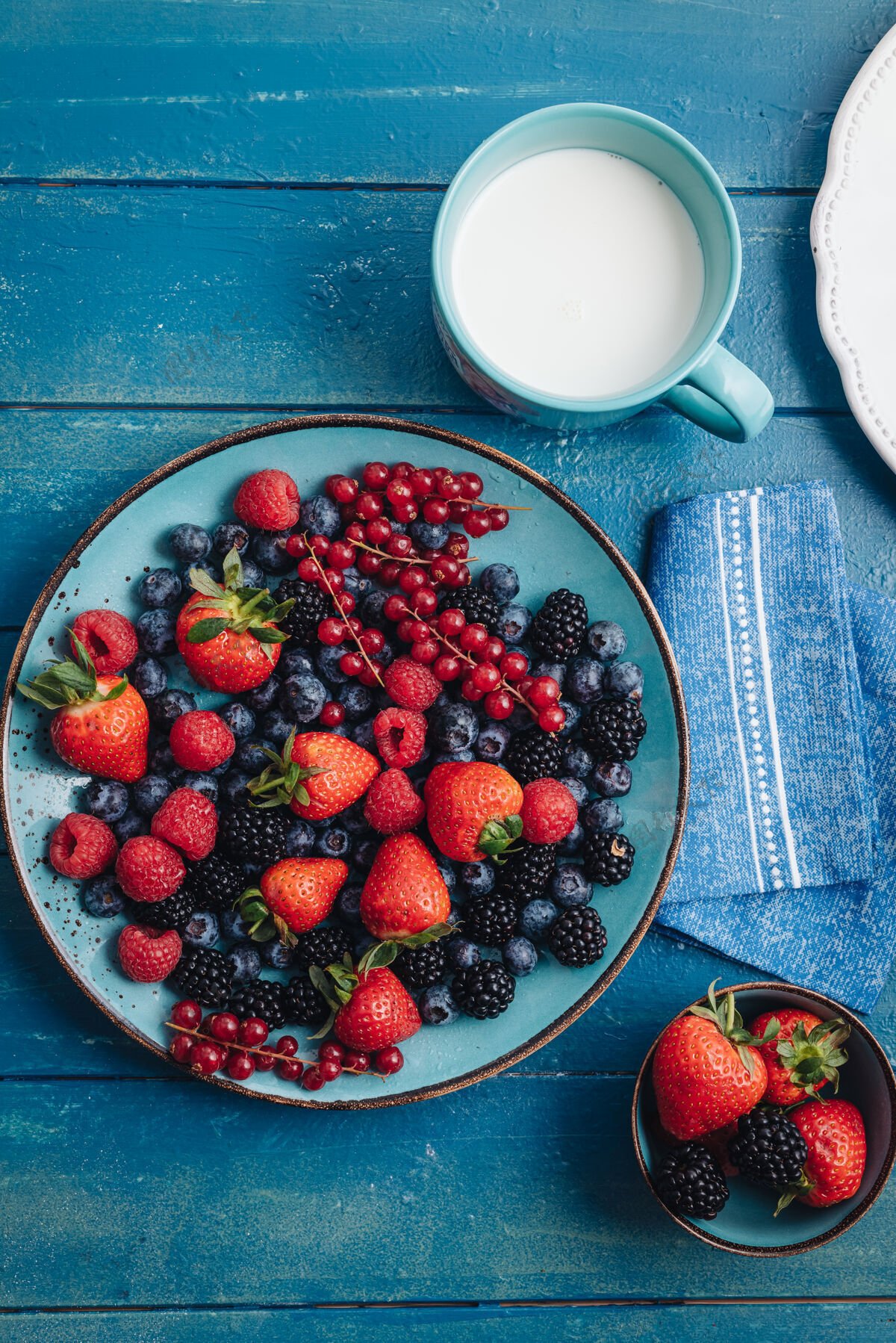 黑莓健康的早餐吃新鲜的浆果和水果浆果蔓越莓木材