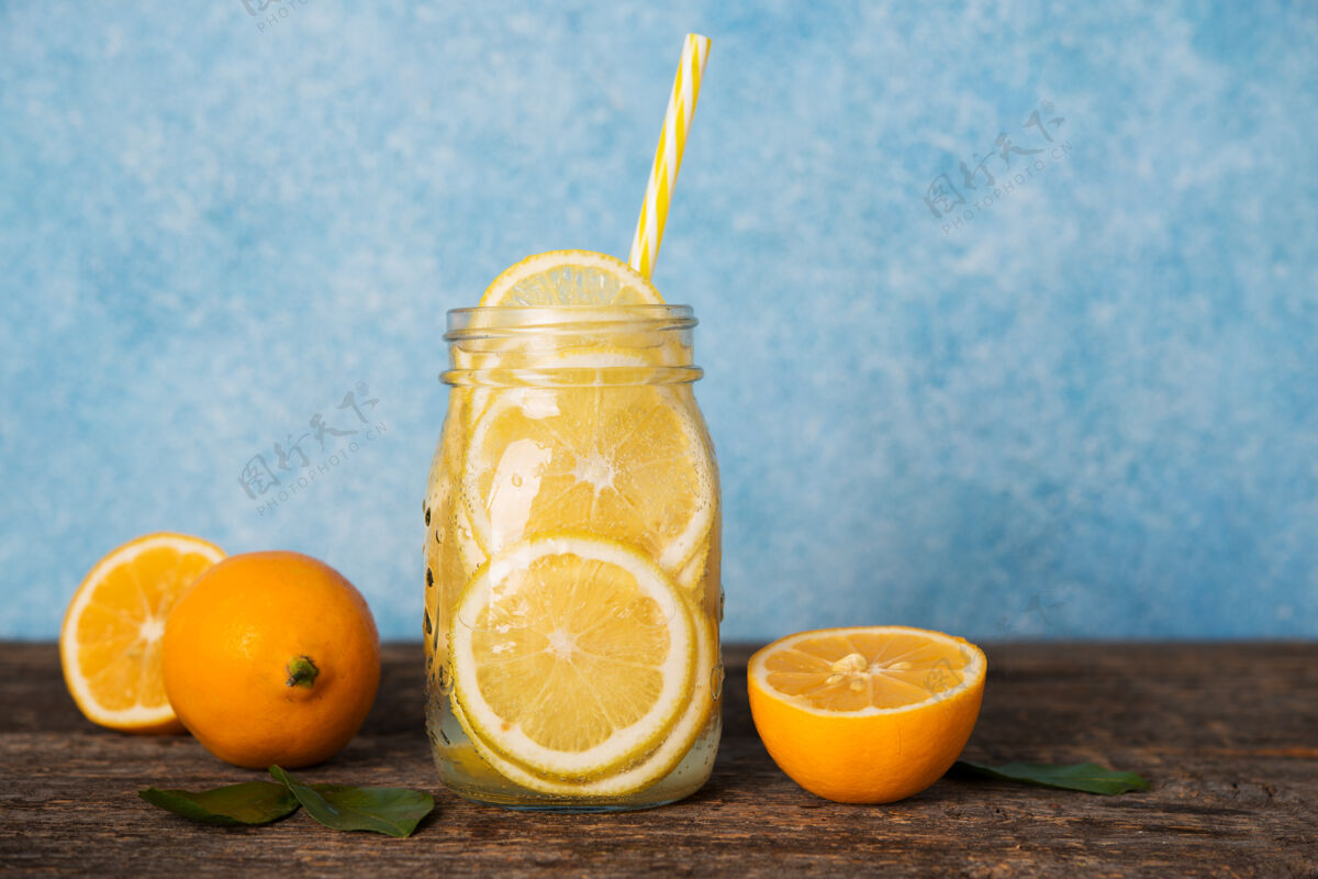 非酒精自制的柠檬排毒水在玻璃罐里薄荷冷饮苏打水