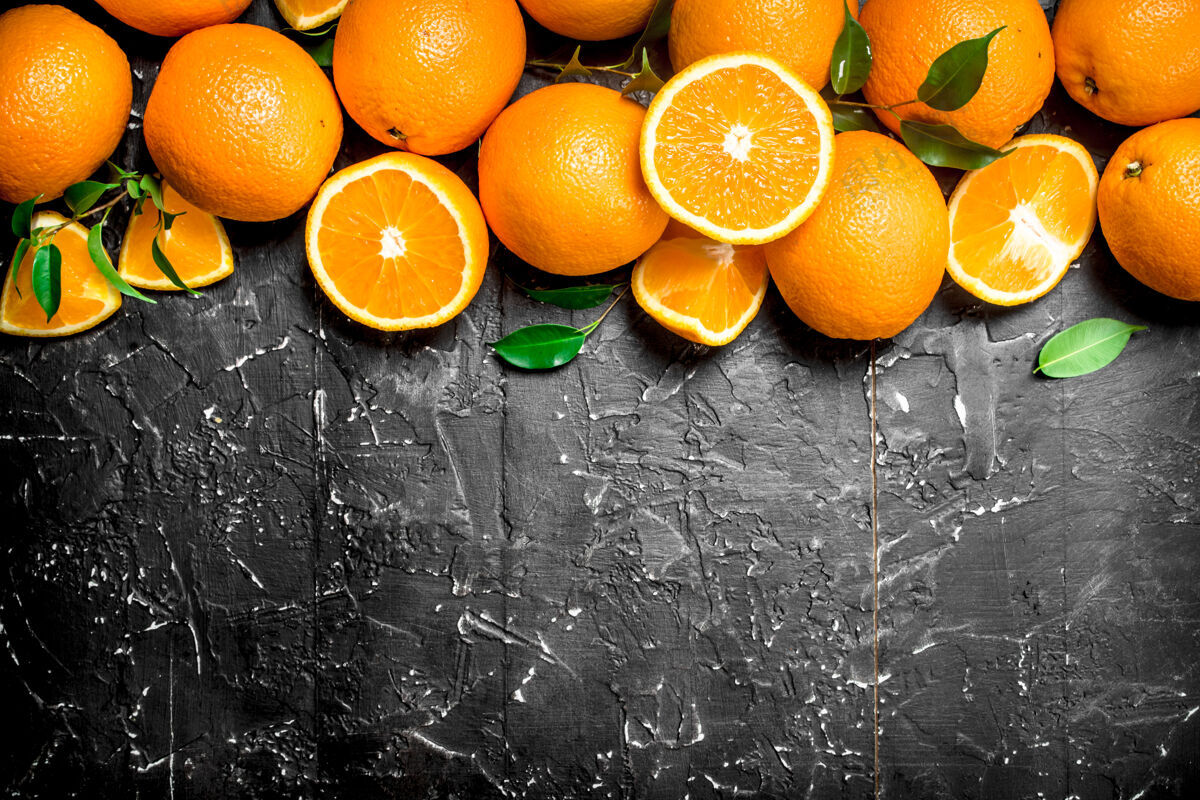 素食新鲜成熟的带叶子的橙子美味柑橘果汁