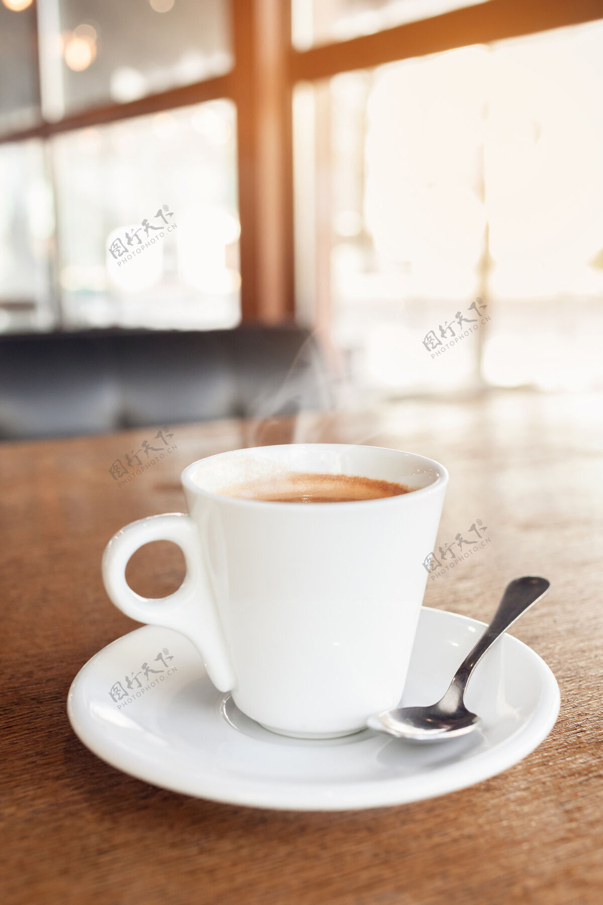 商店咖啡馆里的咖啡放在木桌上墙壁旧的泡沫