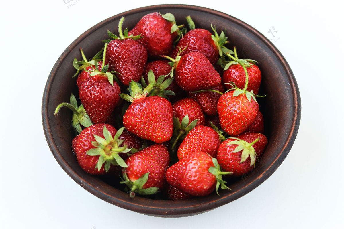 健康新鲜草莓放在白色表面的棕色碗里 俯视图快照碗堆