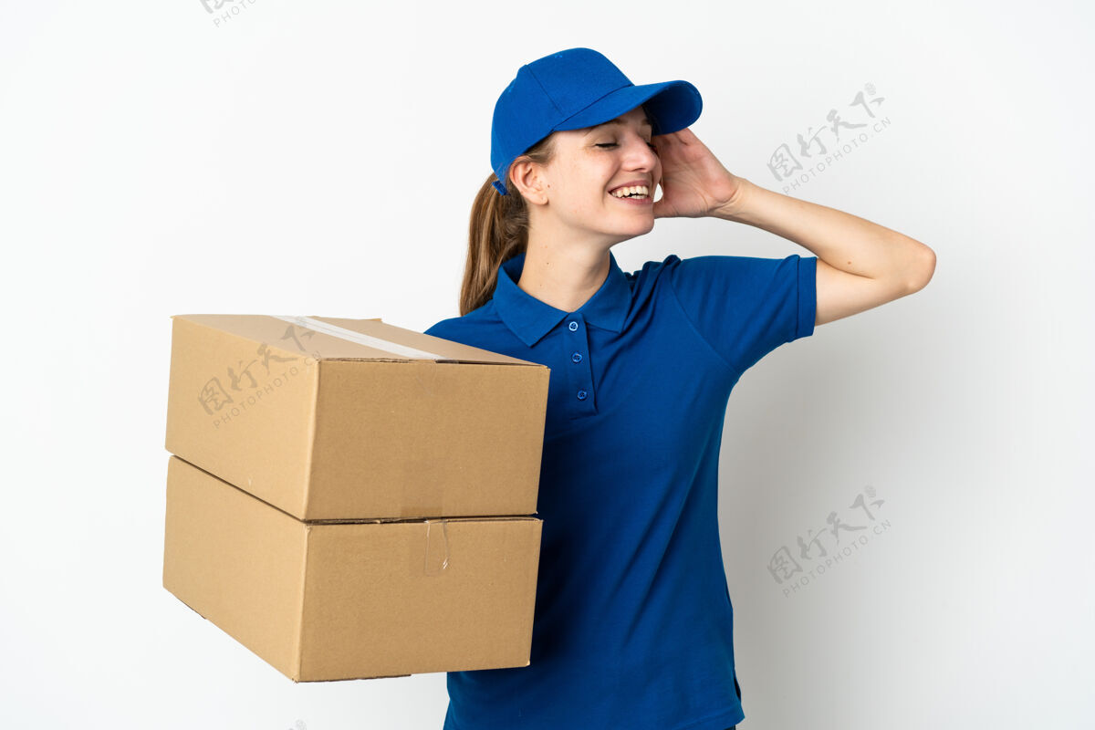 肖像年轻的女送货员在白色的背景下笑了很多女孩帽子工人