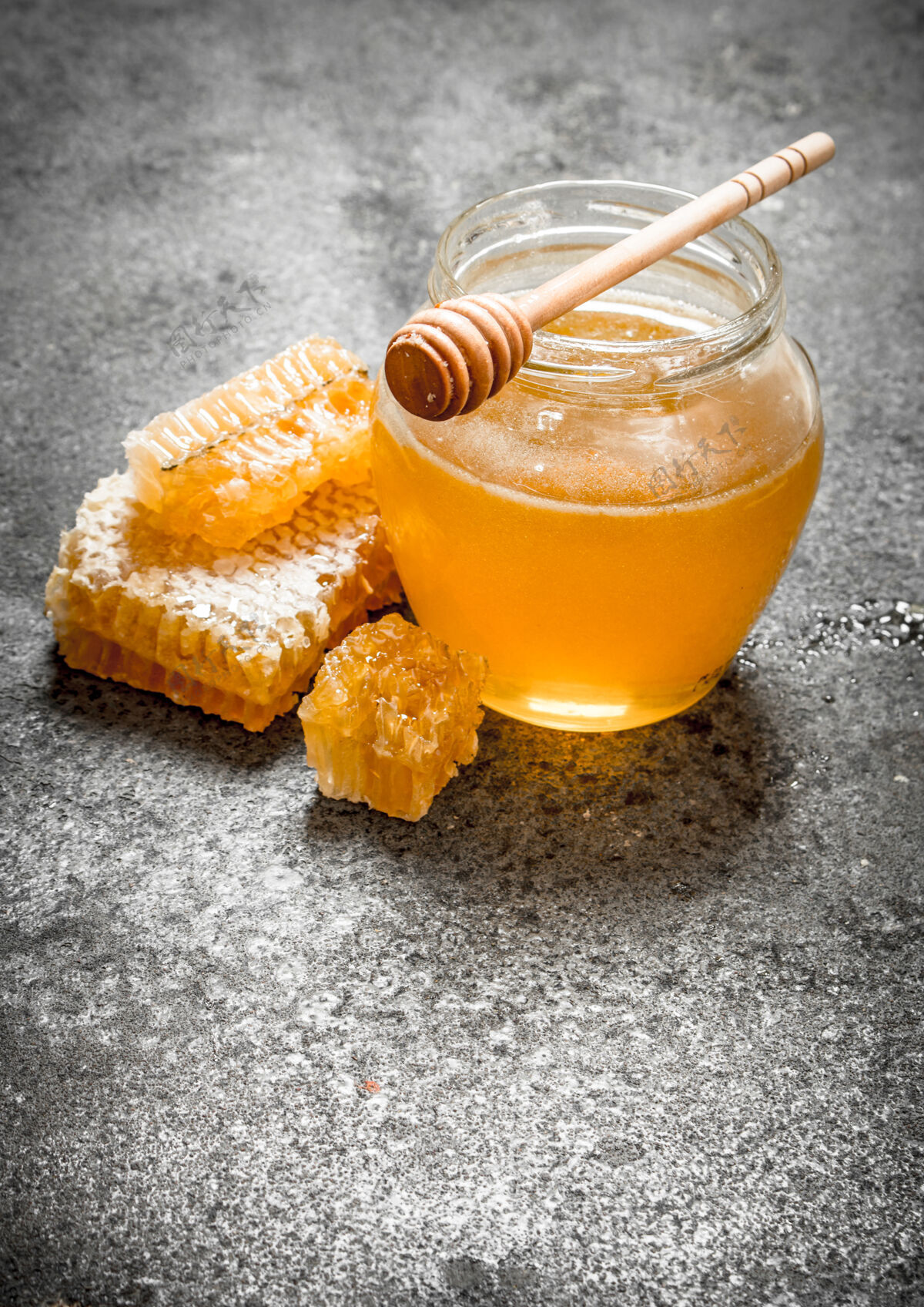 营养用木勺盛在罐子里的新鲜蜂蜜健康蜂蜜甜点