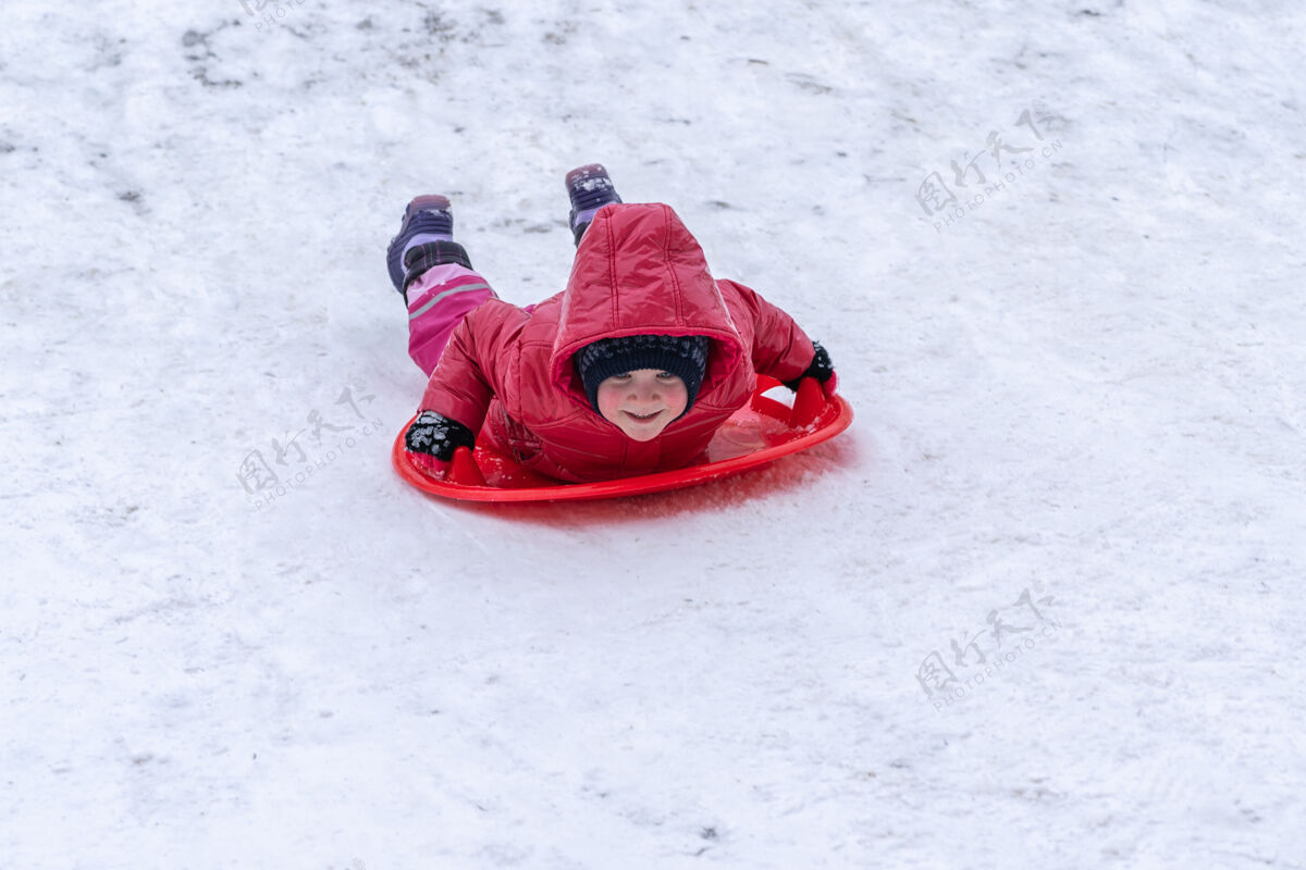 游戏一个小女孩在冬天骑雪橇幻灯片.winter假期雪橇霜冻冰冻