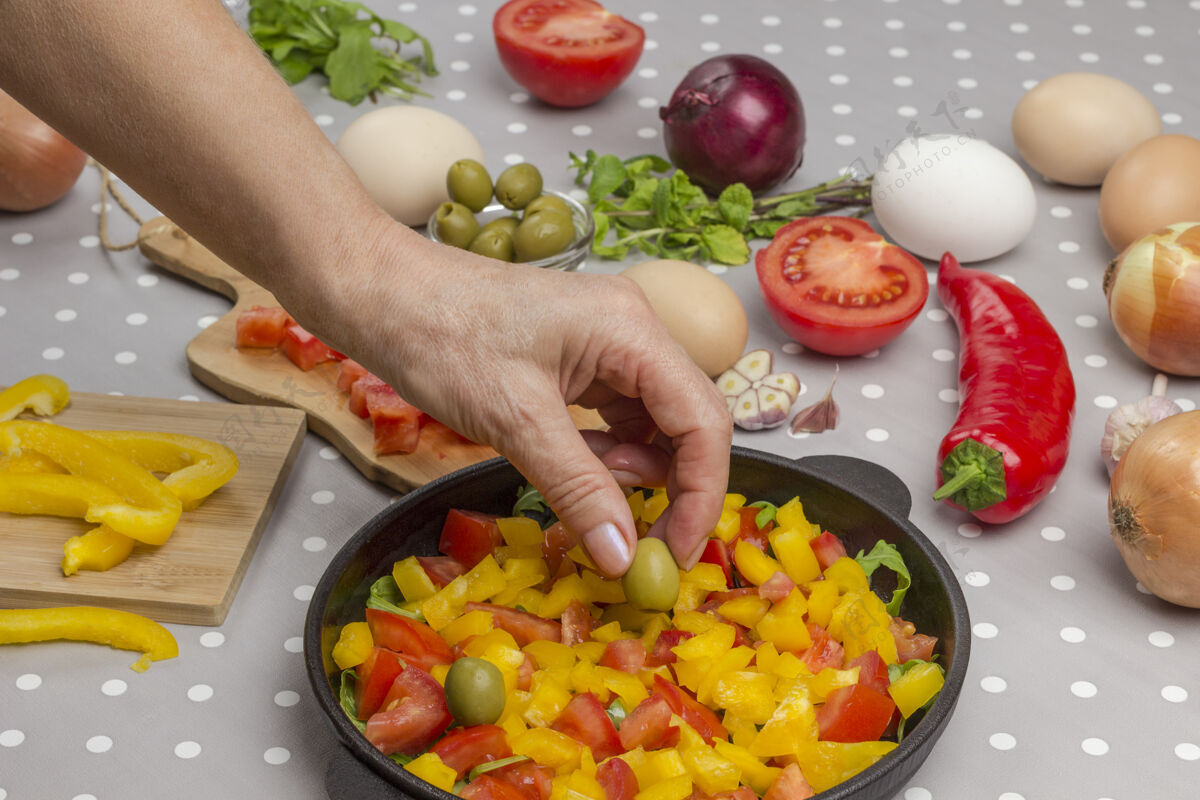 健身蔬菜片泛指把橄榄放到锅里食物素食者生的