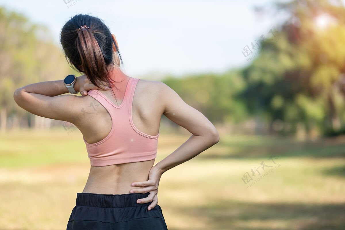 户外年轻的健身女子抱着她运动时颈部受伤 肌肉疼痛培训.亚洲女跑步者夏天在户外运动后身体有问题户外女性磨损