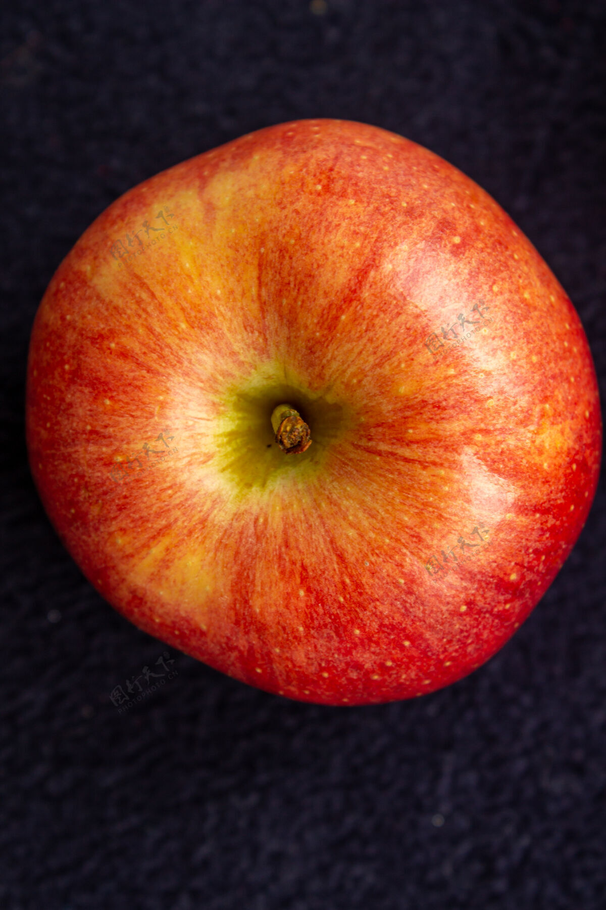 工艺三个苹果 一个是绿色的 两个是红色和黄色的甜点季节水果