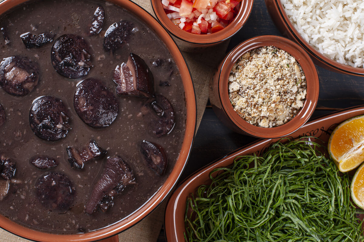 木头典型的巴西菜叫feijoada.制造配黑豆 猪肉和土豆香肠.上衣查看食物美味传统