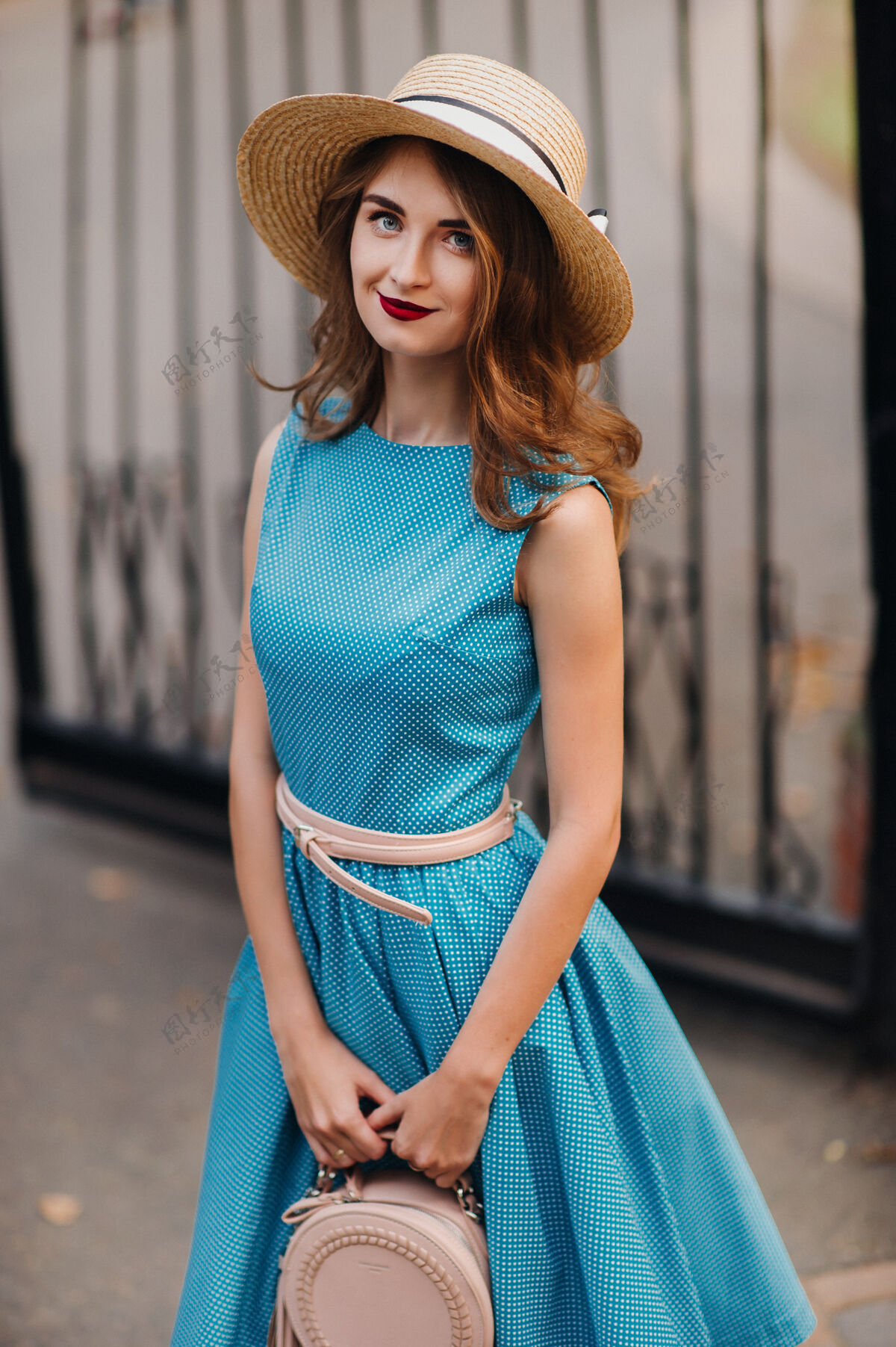 化妆品街上穿着蓝色连衣裙戴着优雅帽子的时髦女孩朋友手提包室内