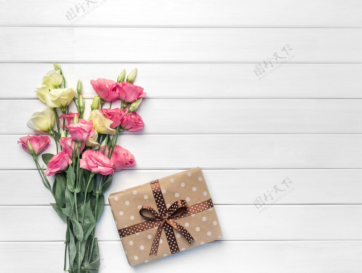 优雅美丽的花束粉红色 紫色 黄色桔梗花和手工礼品盒上的白色木桌 俯瞰明亮芽花