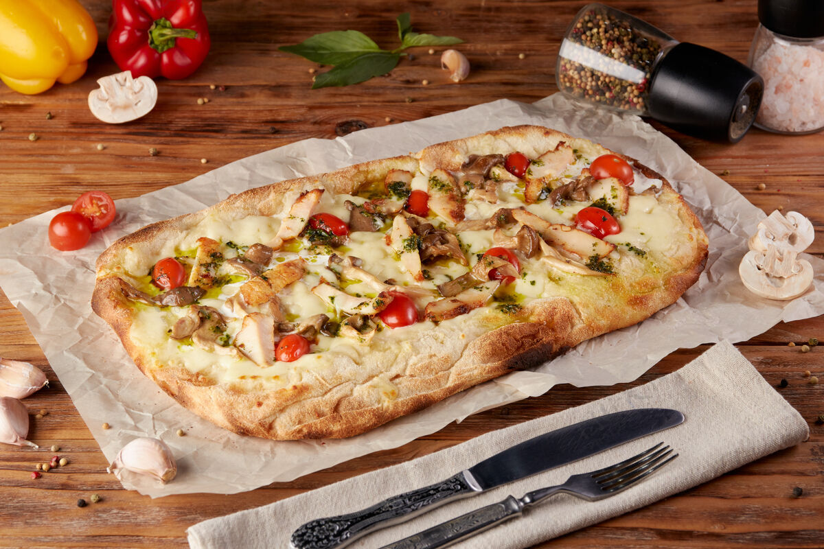 奶酪罗马披萨 经典意大利披萨的变体 木制背景欧芹木材切片