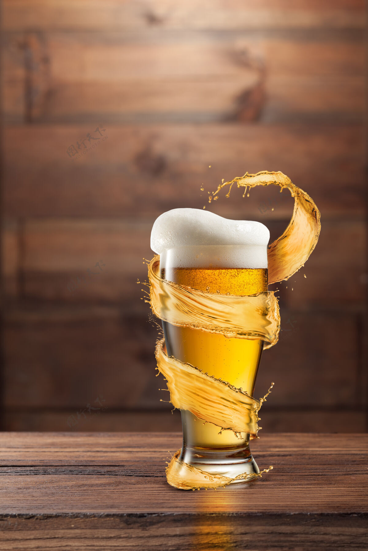 酒吧一杯冰镇啤酒 上面有水滴和泡沫 溅在一块有复印空间的深色木头上飞溅滴冷