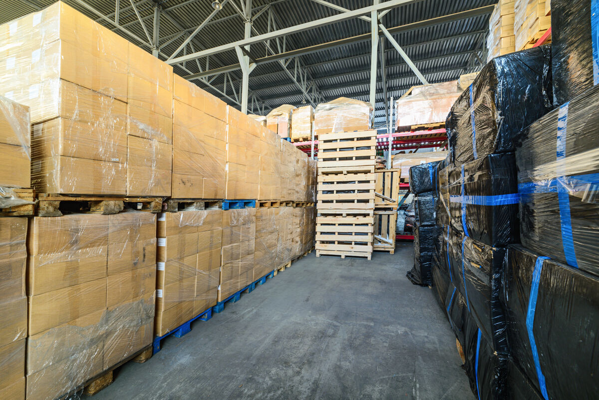 零售仓储运输与物流公司.硬纸板用弹性薄膜包装的盒子货架仓库集团