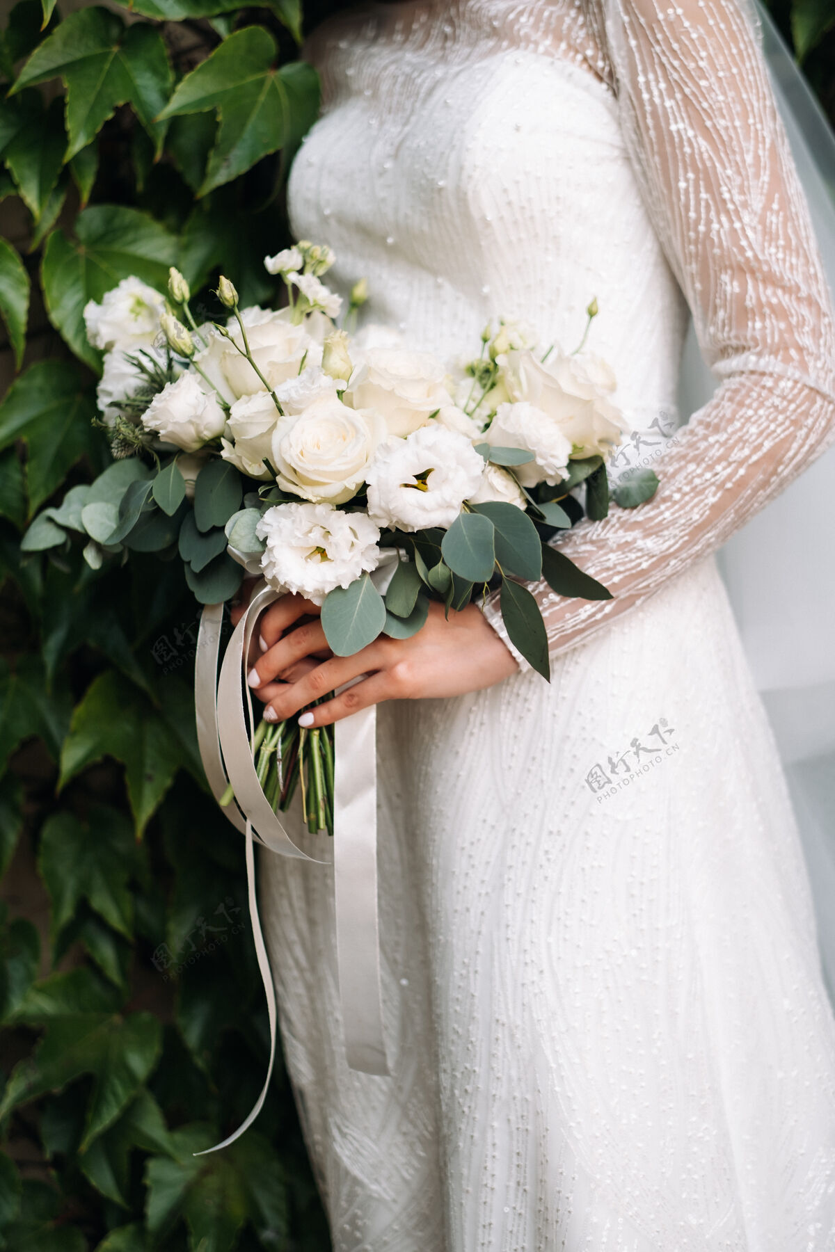 人婚礼花束与牡丹在新娘的手下的面纱牡丹礼物手