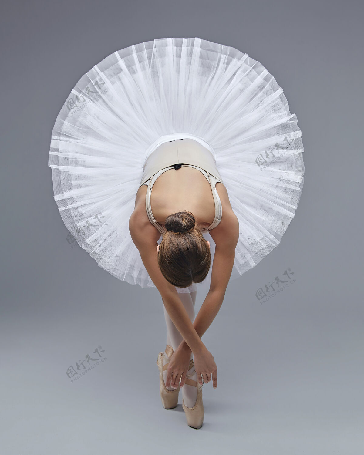 美容迷人的芭蕾舞演员在白色背景上优雅地摆出姿势表演姿势漂亮