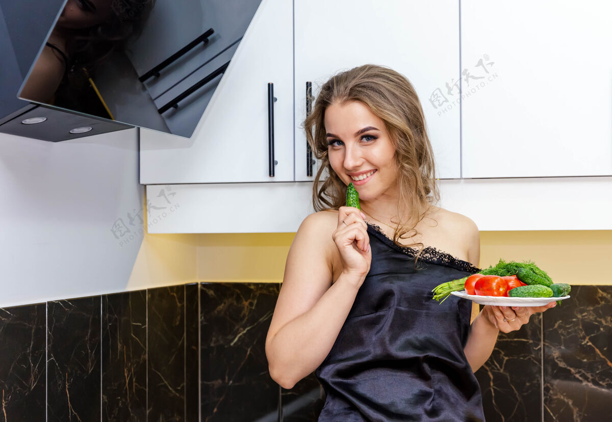 营养学女人准备素菜 蔬菜放在桌上蔬菜饮食公寓
